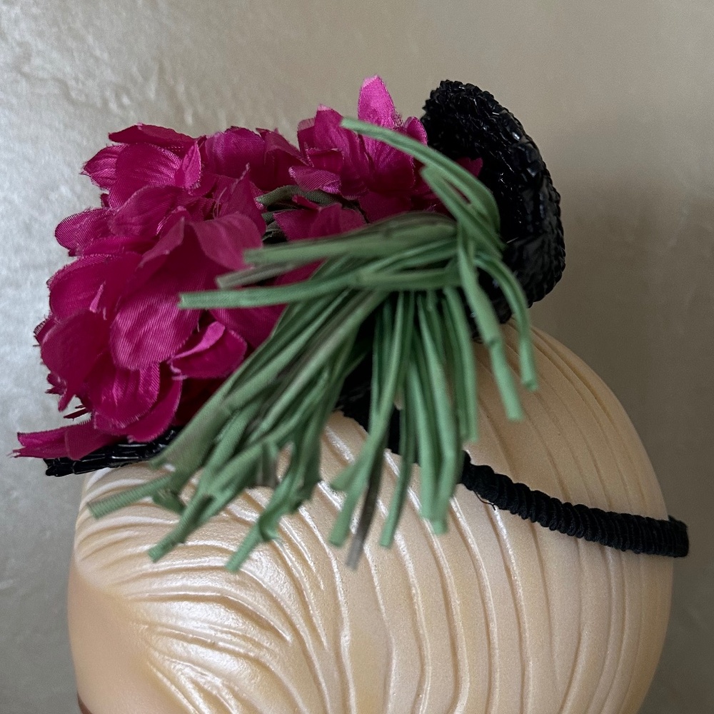 ADORABLE 1940s' BLACK TILT STRAW TOQUE WITH FUCHSIA FABRIC FLOWERS & STEMS - Picture 8 of 12